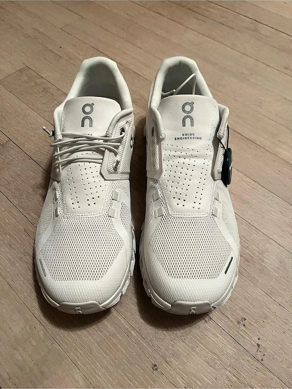 On Cloud 5 White Athletic Shoes US 9.5 NWT